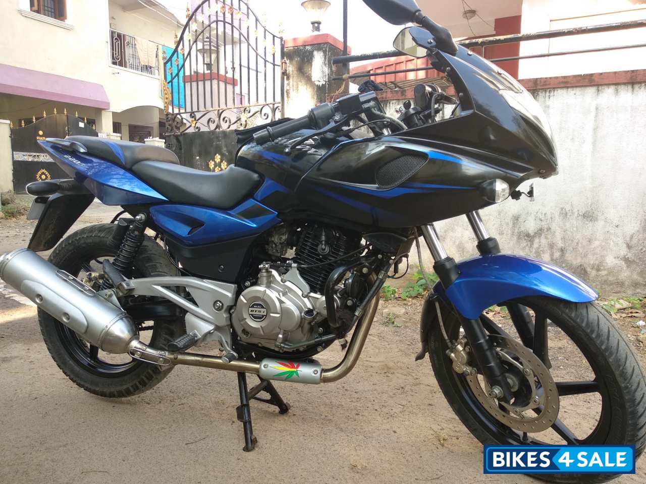 New Model 2018 Pulsar 220 Image Blue