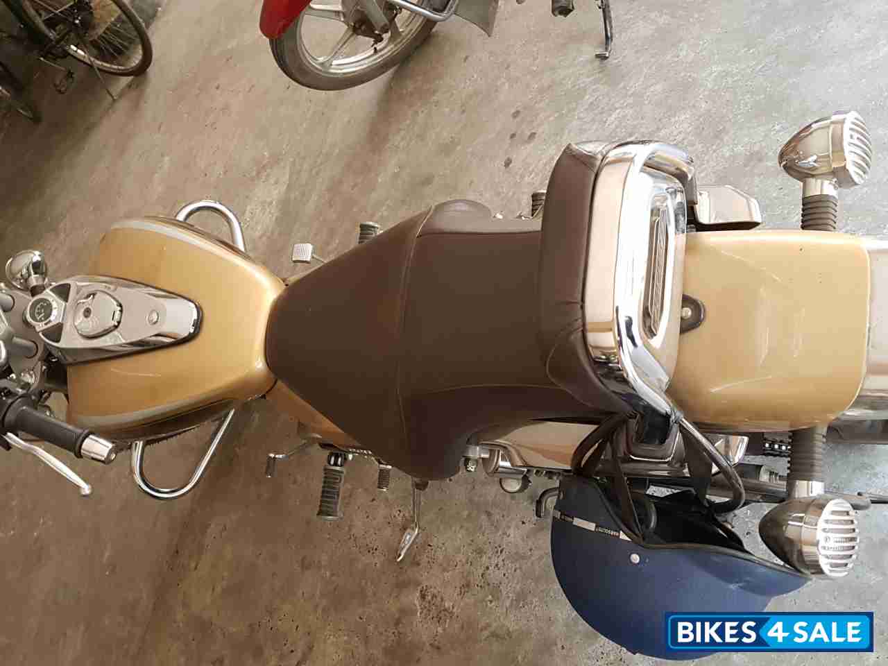 Golden Beig Bajaj Avenger 220 DTS-i