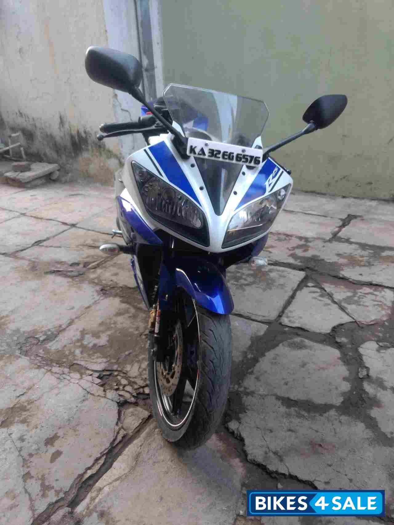 White Blue Yamaha YZF R15 V2