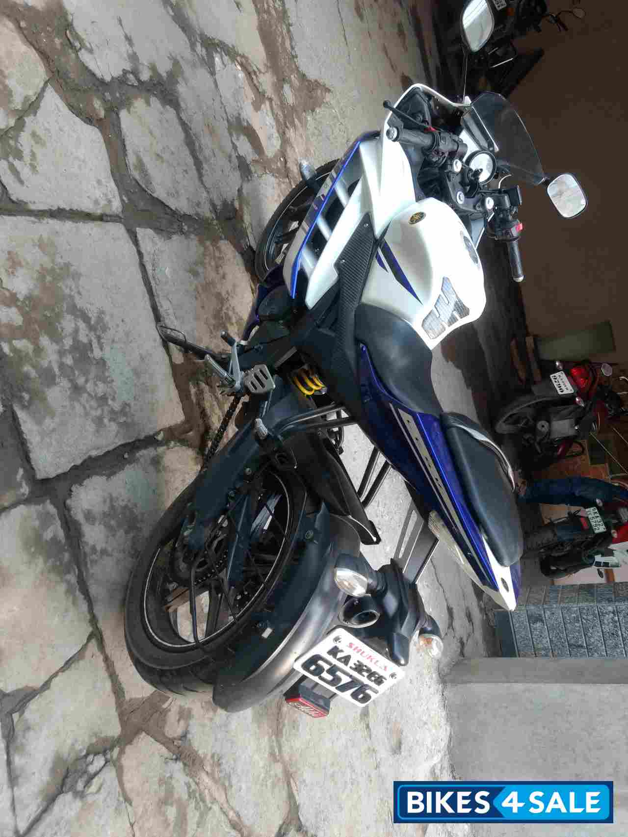 White Blue Yamaha YZF R15 V2