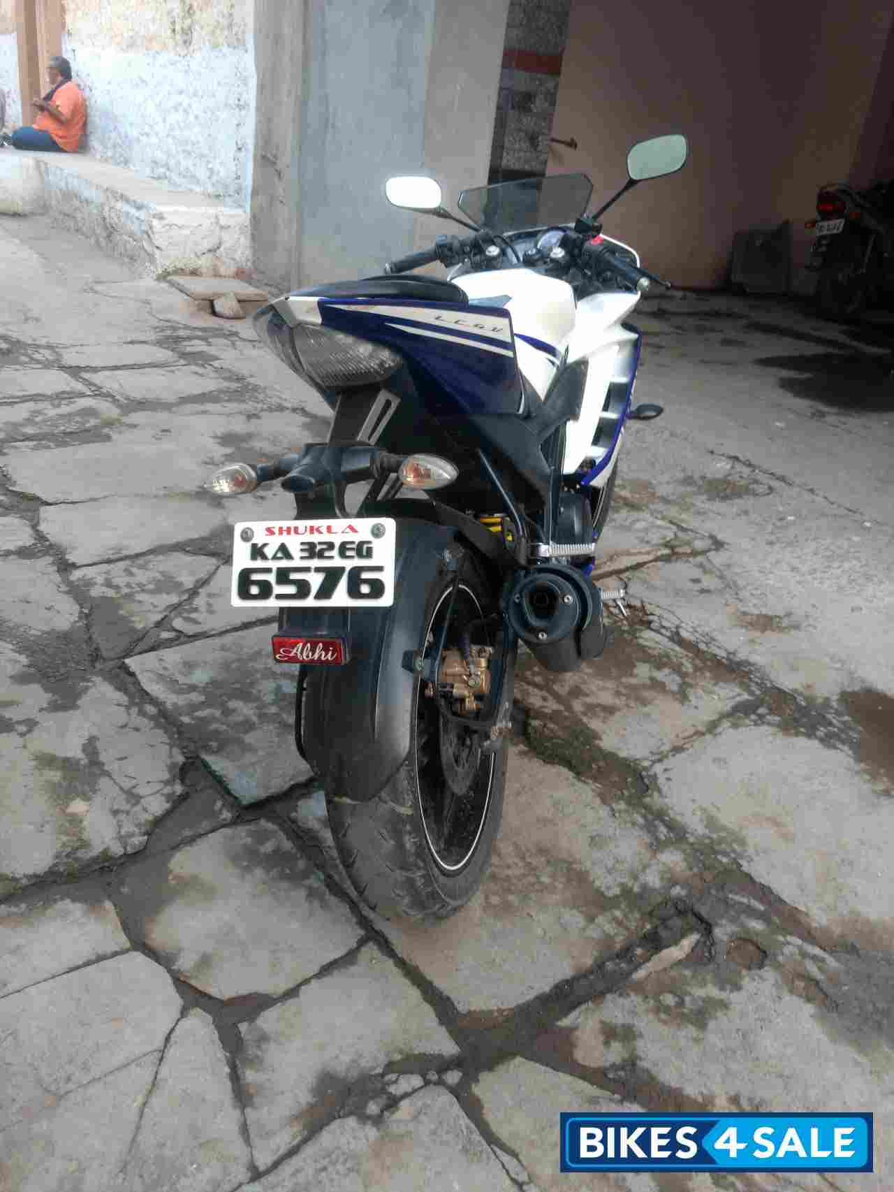 White Blue Yamaha YZF R15 V2