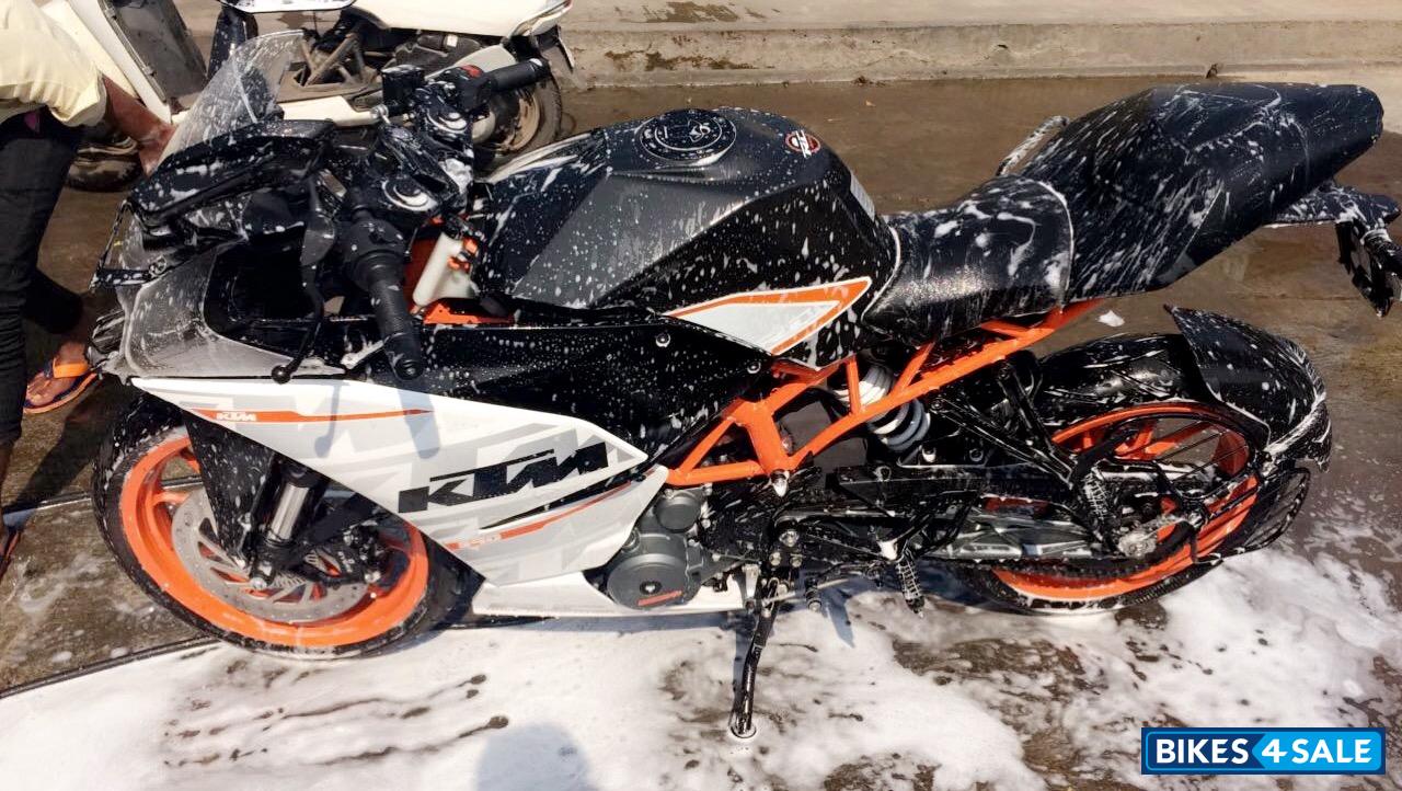 White Orange Black KTM RC 390