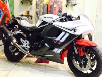 White Hyosung GT650R