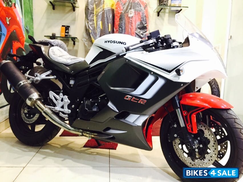 White Hyosung GT650R