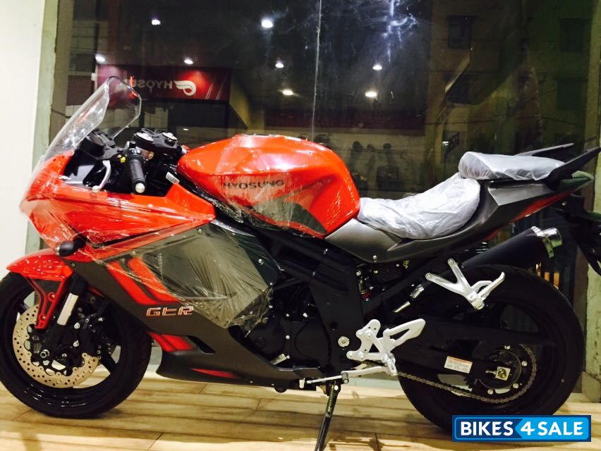 White Hyosung GT650R