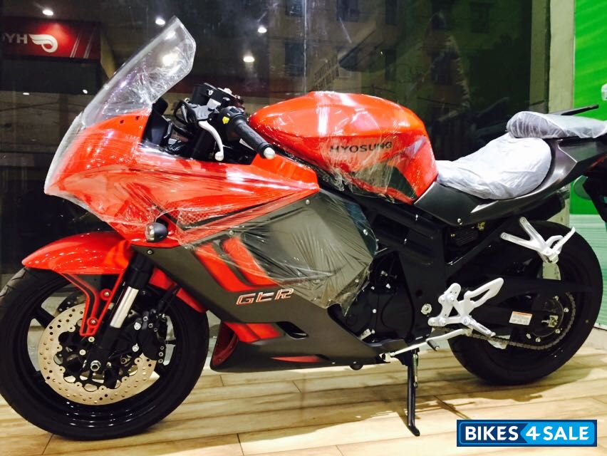 White Hyosung GT650R