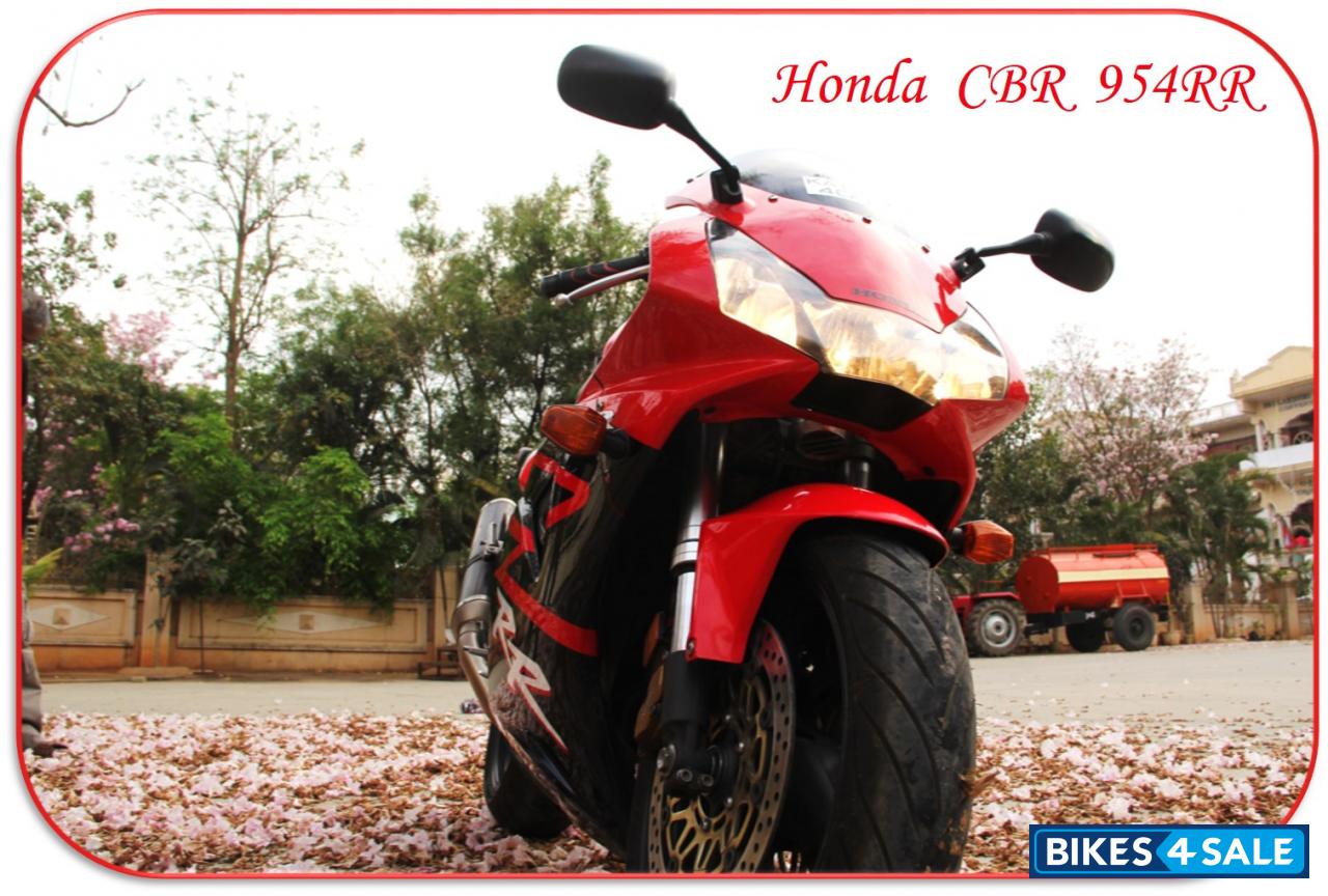 Red Honda CBR 954 RR
