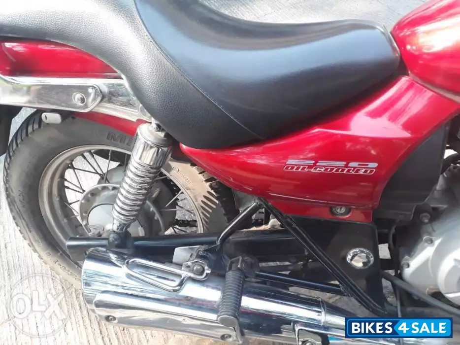 Red Bajaj Avenger 200 DTS-i