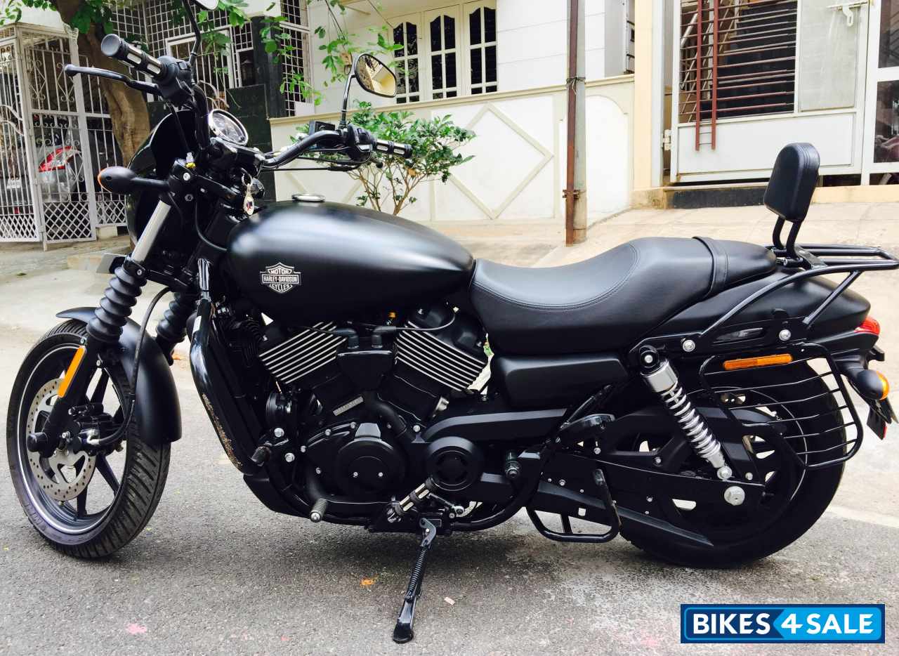 Black Harley Davidson Street 750