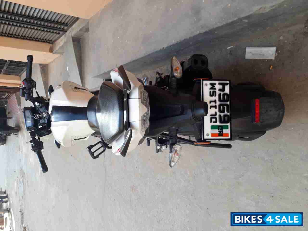 Pearl White TVS Apache RTR 200 4V