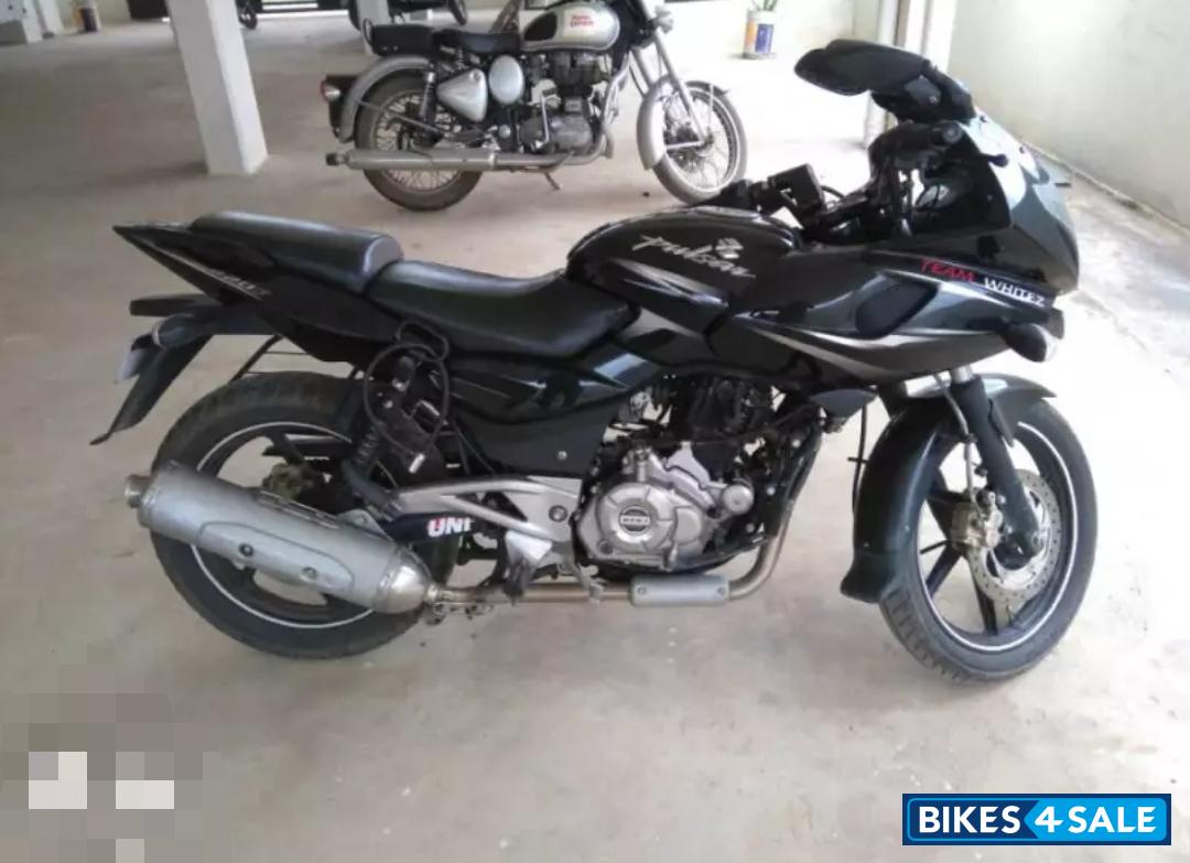 Balck Bajaj Pulsar 220F