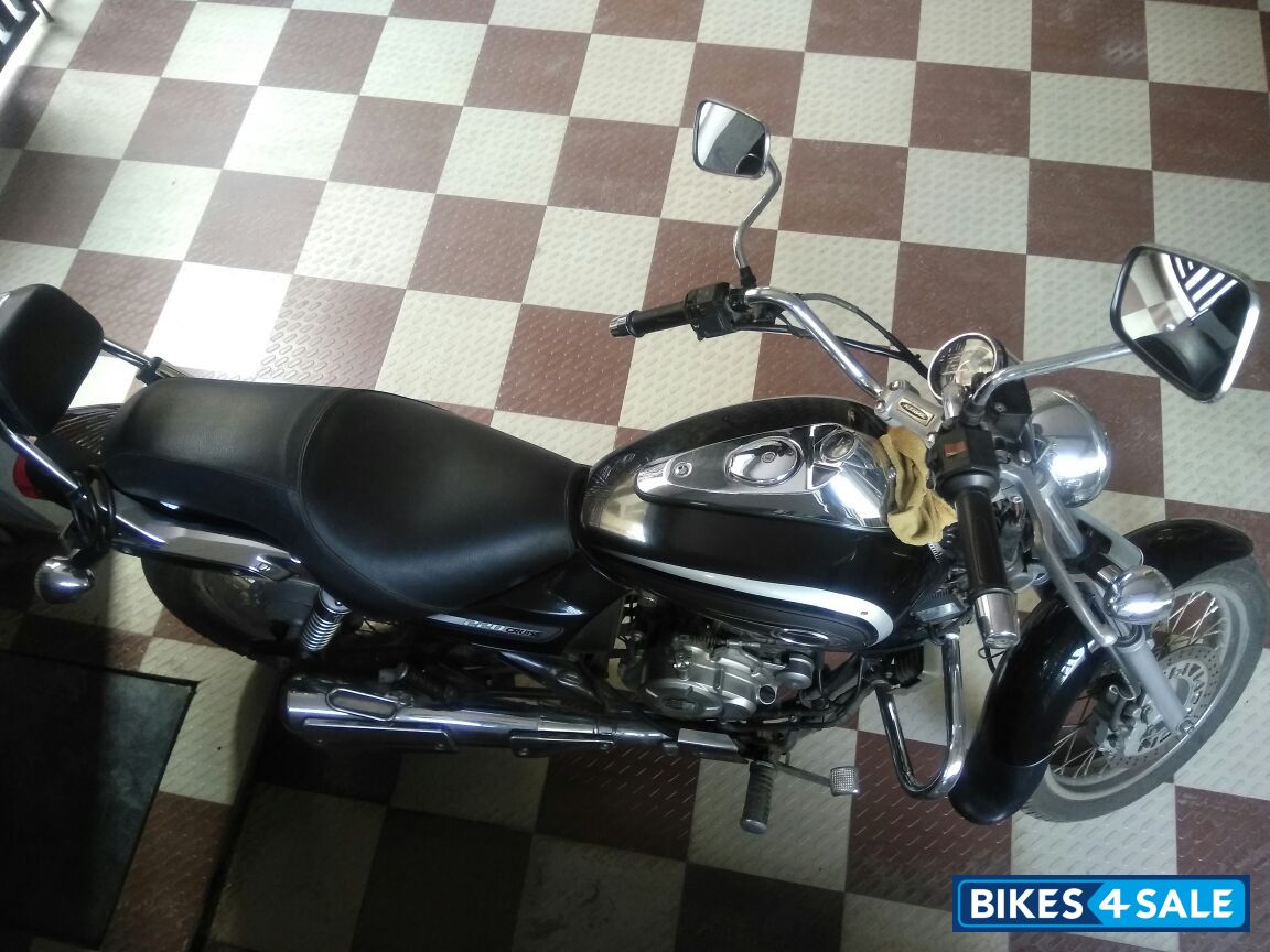 Black Bajaj Avenger Cruise 220