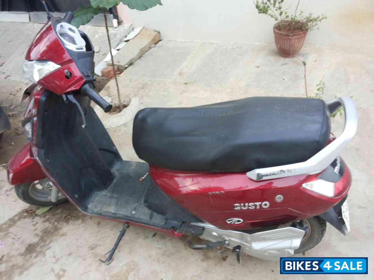 Red Mahindra Gusto