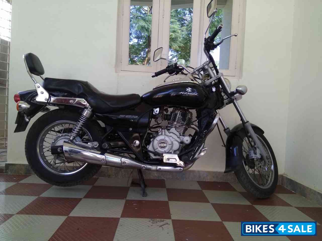 Black Bajaj Avenger 220 DTS-i
