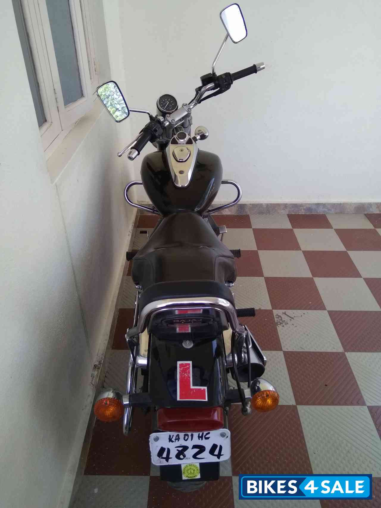 Black Bajaj Avenger 220 DTS-i Black Bajaj Avenger 220 DTS-i