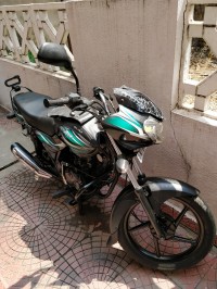 Green Bajaj Discover 100 DTS-Si
