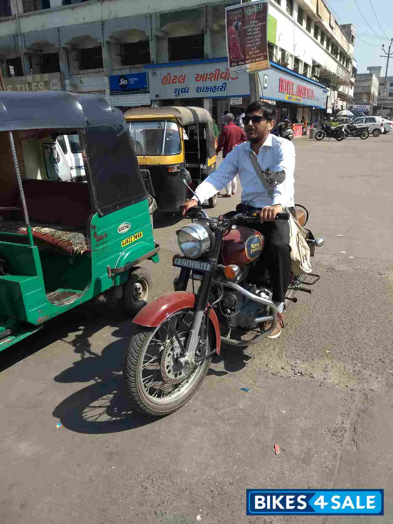 Chestnut Royal Enfield Classic 350
