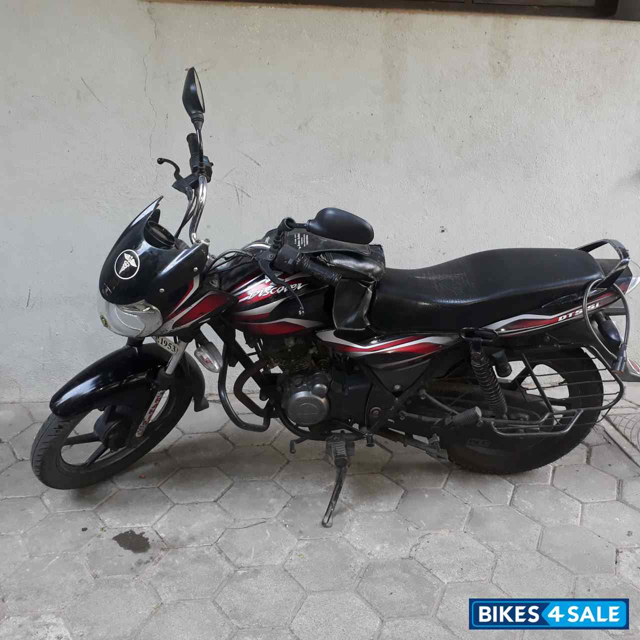 Black And Red Bajaj Discover 100 DTS-Si