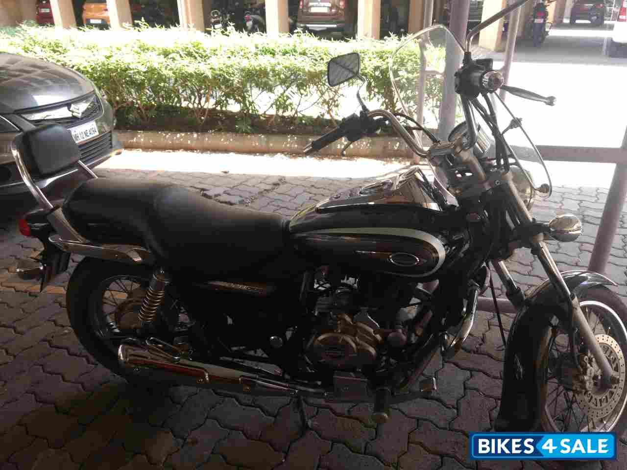 Black Bajaj Avenger Cruise 220