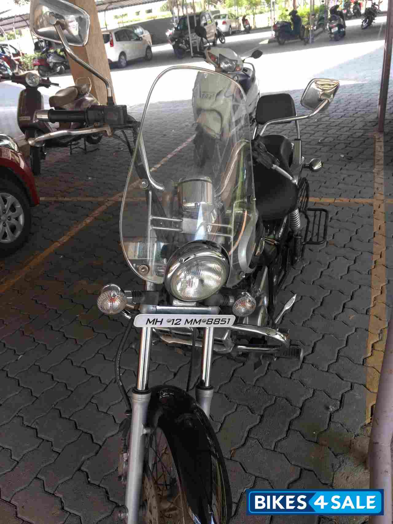 Black Bajaj Avenger Cruise 220