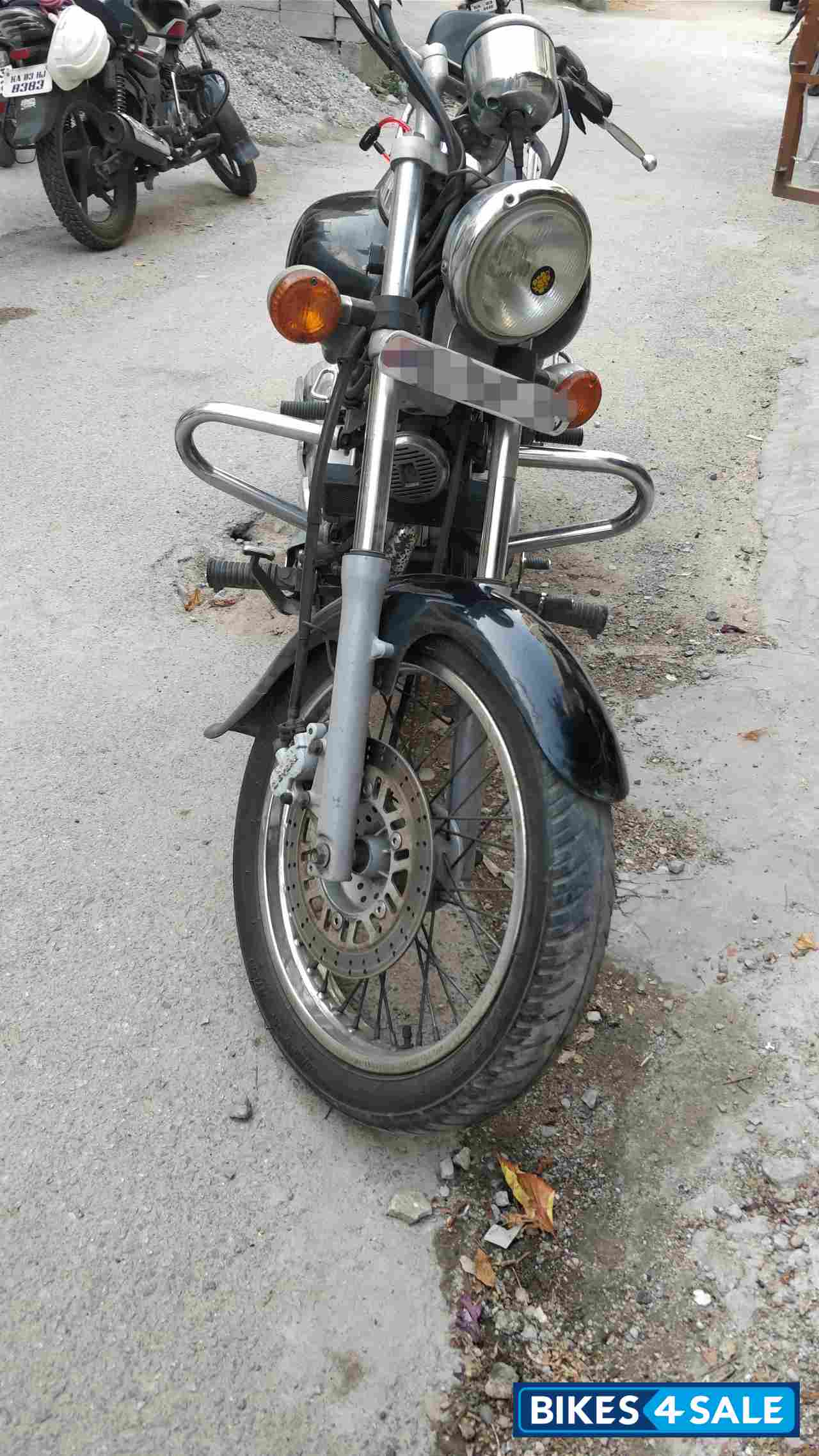 Black Bajaj Avenger 220 DTS-i