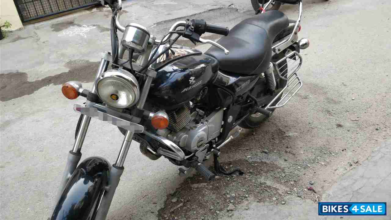 Black Bajaj Avenger 220 DTS-i