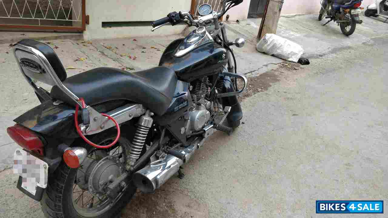 Black Bajaj Avenger 220 DTS-i