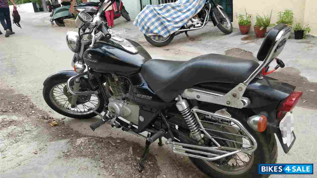 Black Bajaj Avenger 220 DTS-i