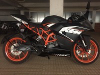 Black KTM RC 200