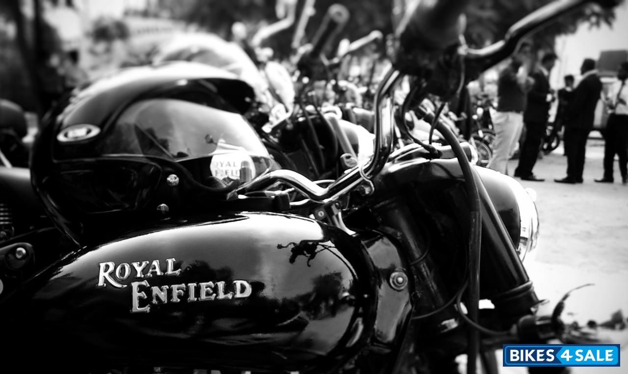 Black Royal Enfield Bullet Standard 350