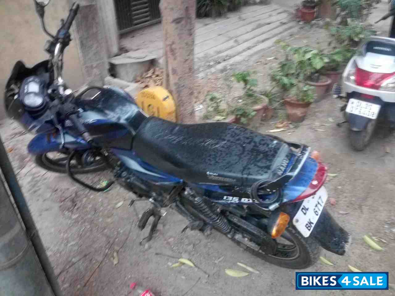 Blue Bajaj Discover DTSi 135