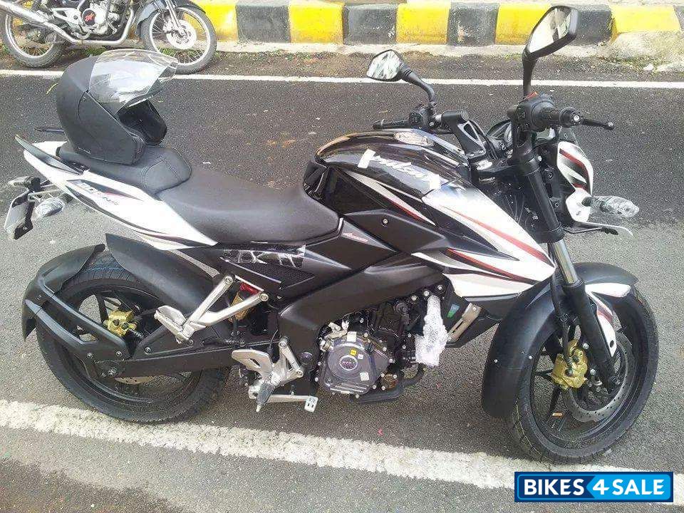 White Bajaj Pulsar 200 NS