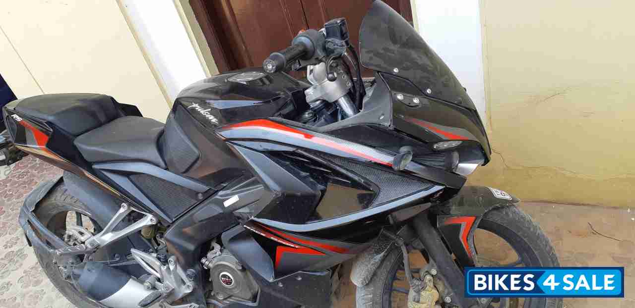 Ebony Black (met) Bajaj Pulsar RS 200