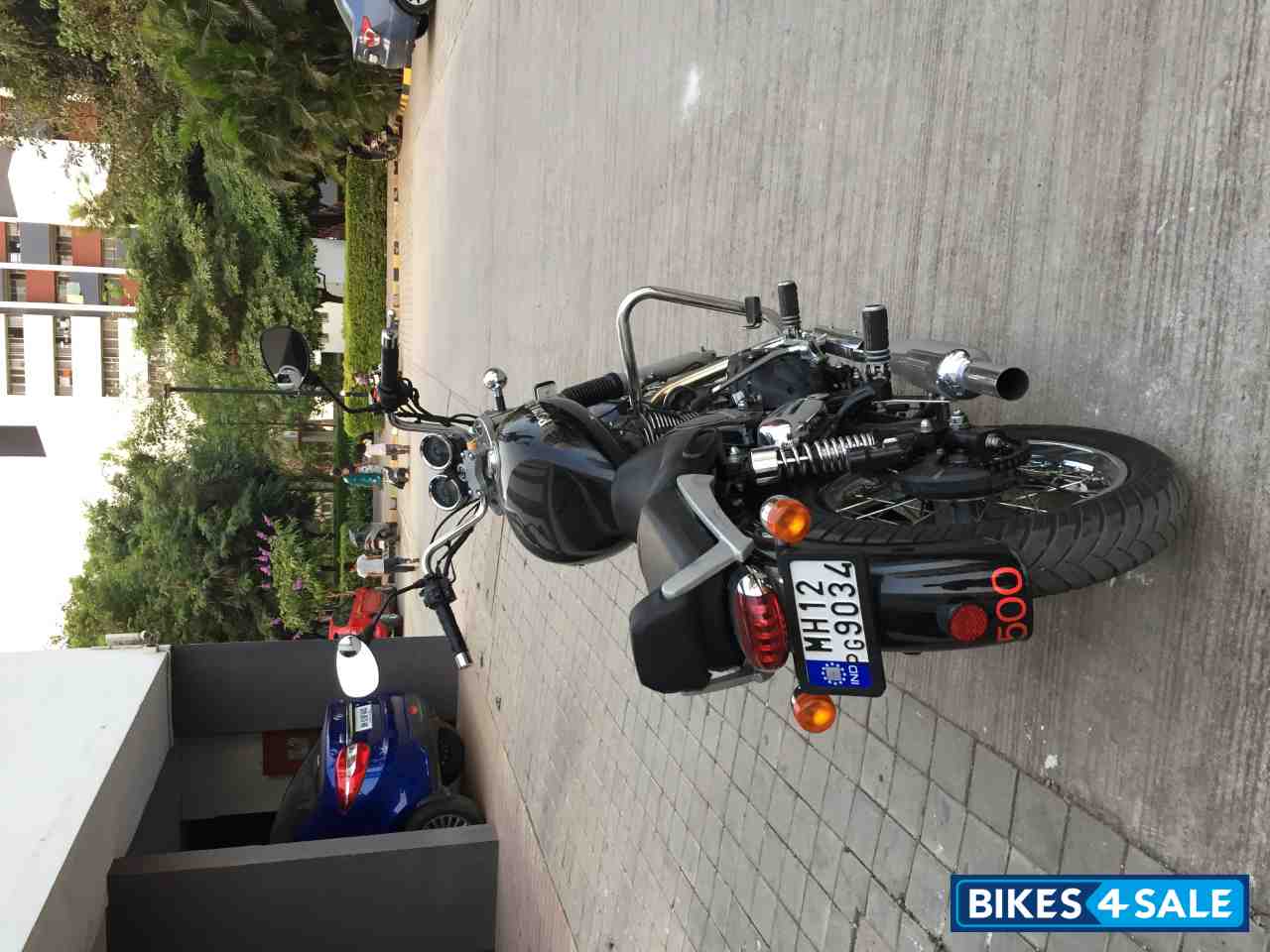 Black Royal Enfield Thunderbird 500