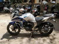 White Yamaha Fazer FI V2