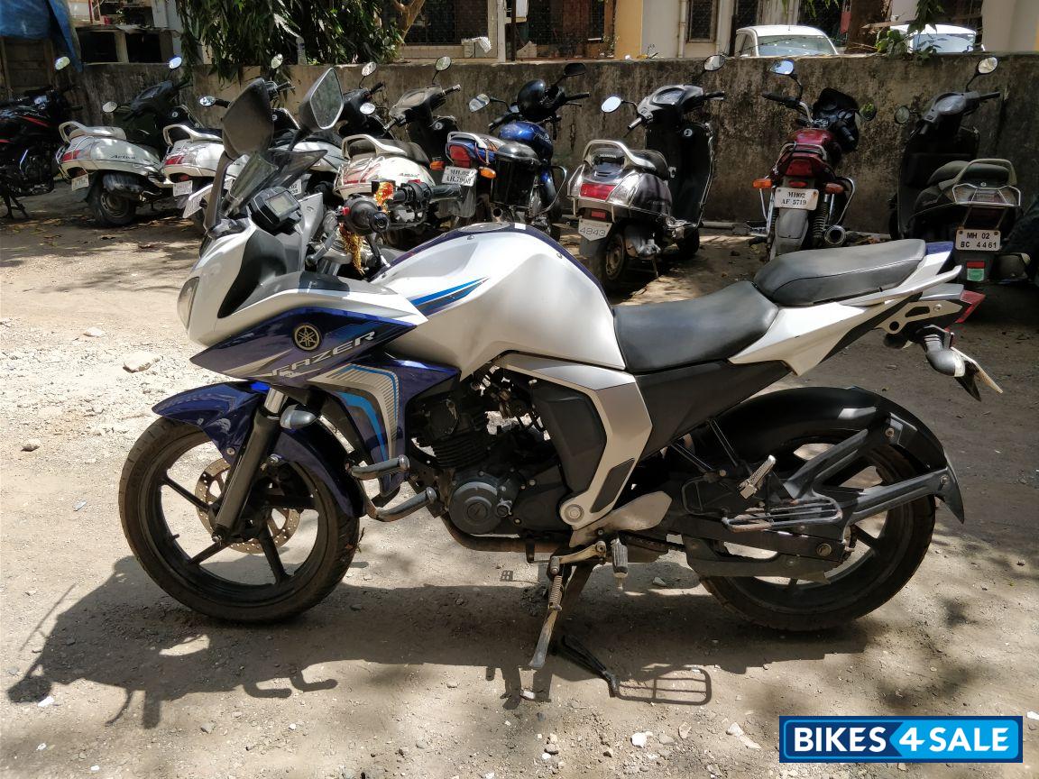 White Yamaha Fazer FI V2
