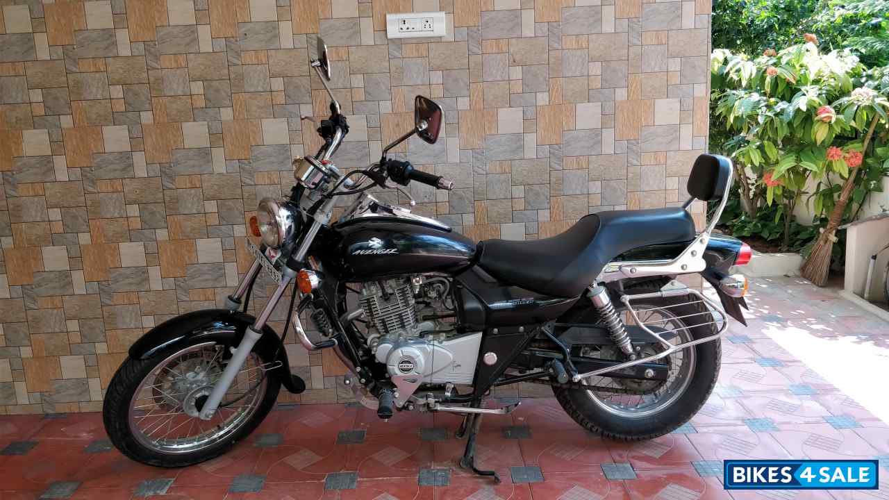 Black Bajaj Avenger Cruise 220 Black Bajaj Avenger Cruise 220