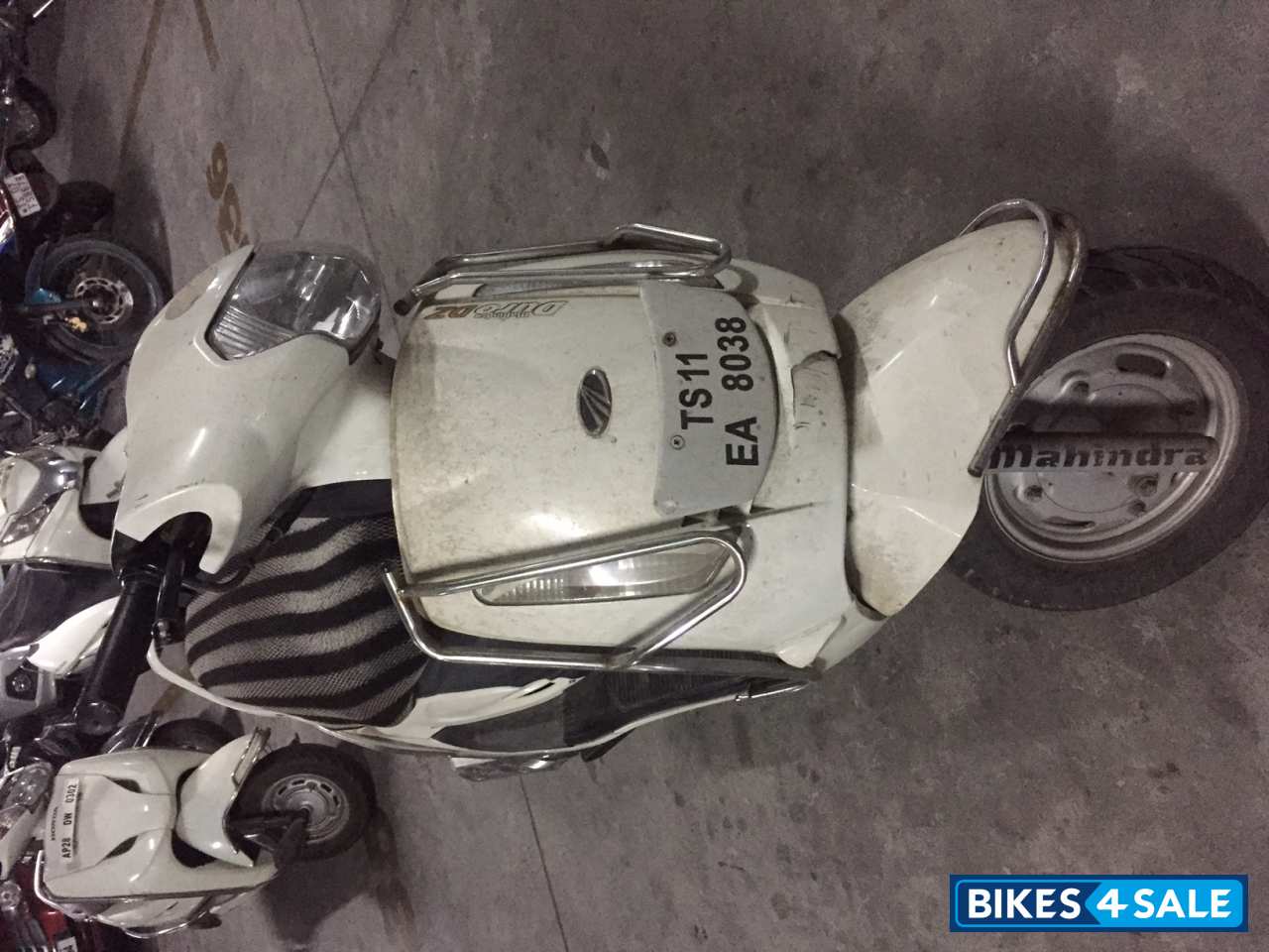 White Mahindra Duro DZ