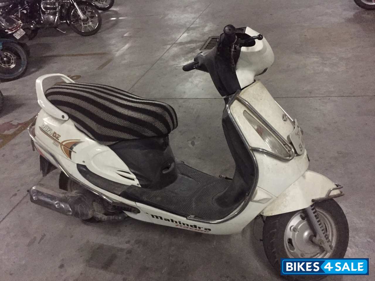 White Mahindra Duro DZ