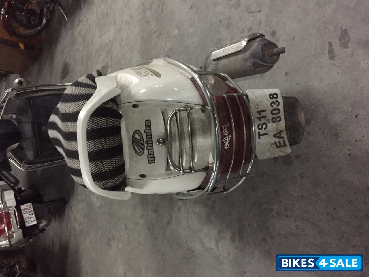 White Mahindra Duro DZ