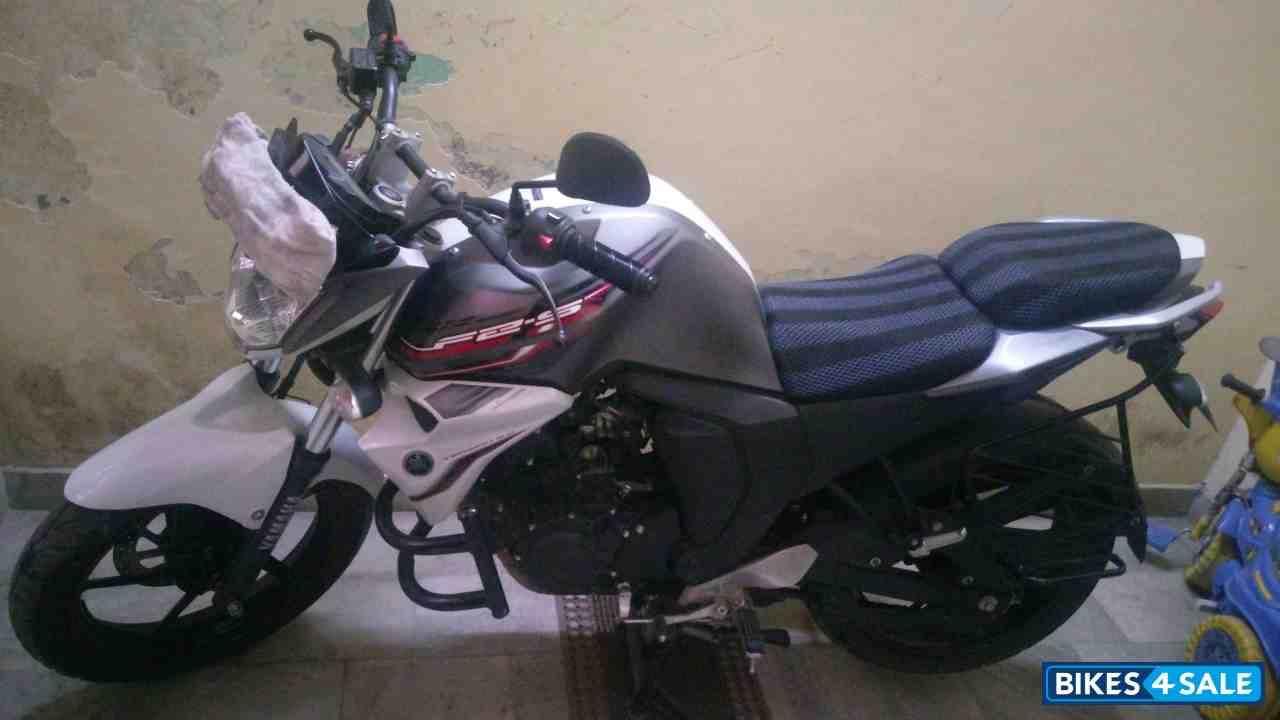 White & Grey Yamaha FZ-S FI V2