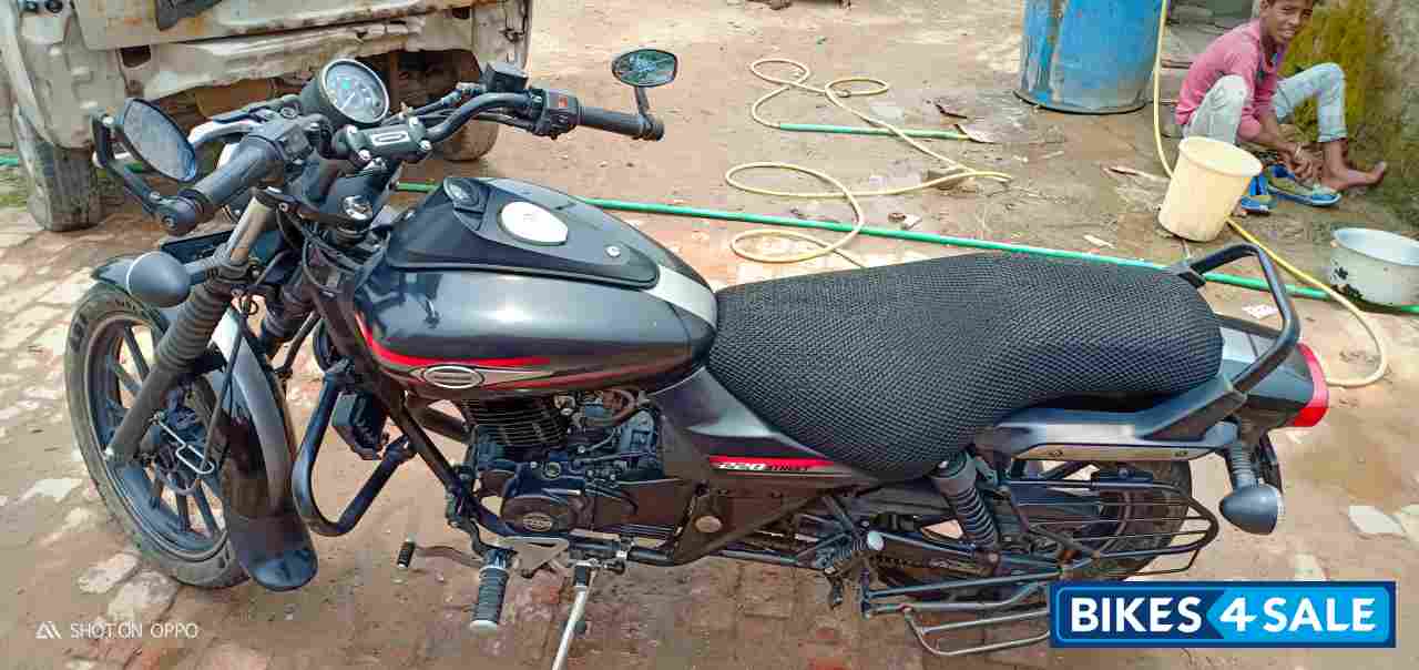 Black Bajaj Avenger Street 220