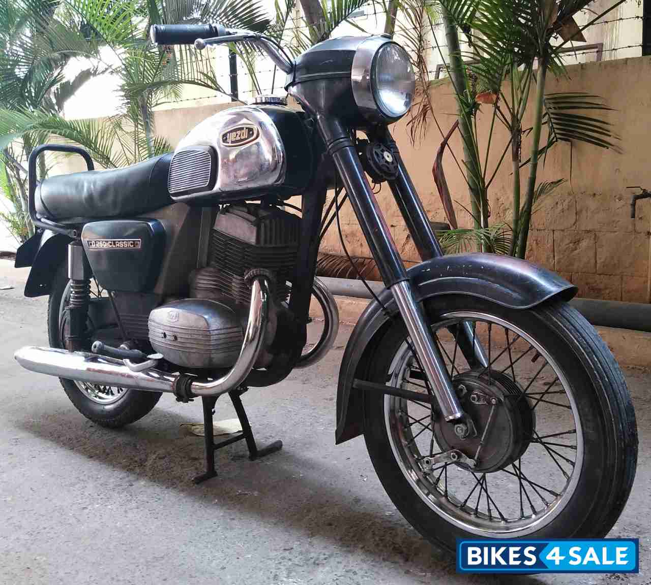 Ideal Jawa Yezdi Classic