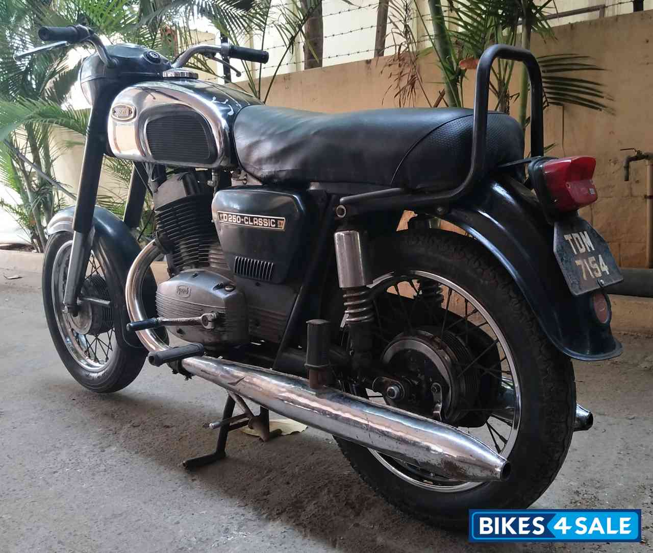 Ideal Jawa Yezdi Classic