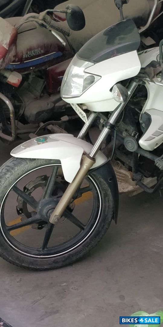 White TVS Apache RTR 180