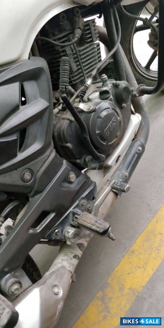 White TVS Apache RTR 180 White TVS Apache RTR 180