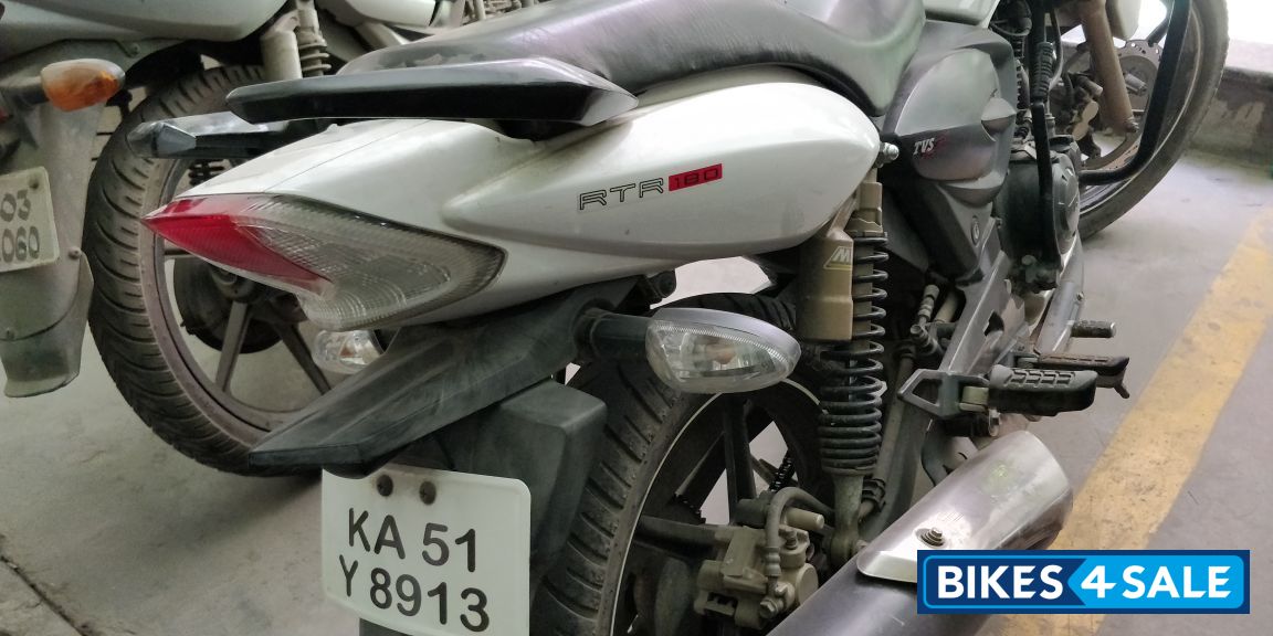 White TVS Apache RTR 180 White TVS Apache RTR 180