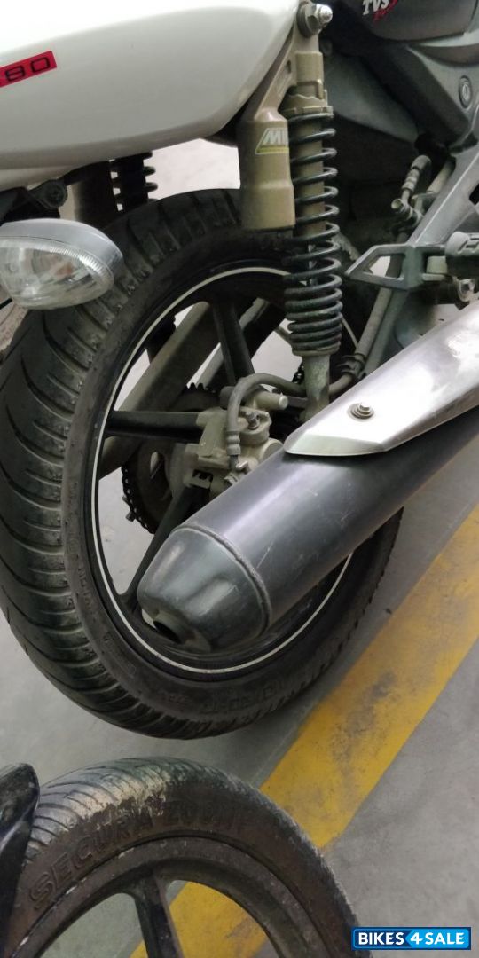 White TVS Apache RTR 180 White TVS Apache RTR 180