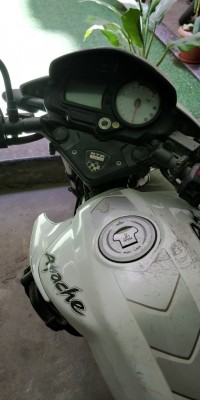 White TVS Apache RTR 180