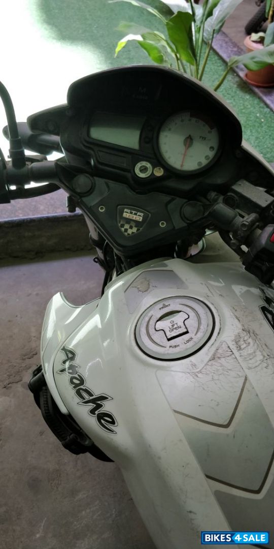 White TVS Apache RTR 180 White TVS Apache RTR 180